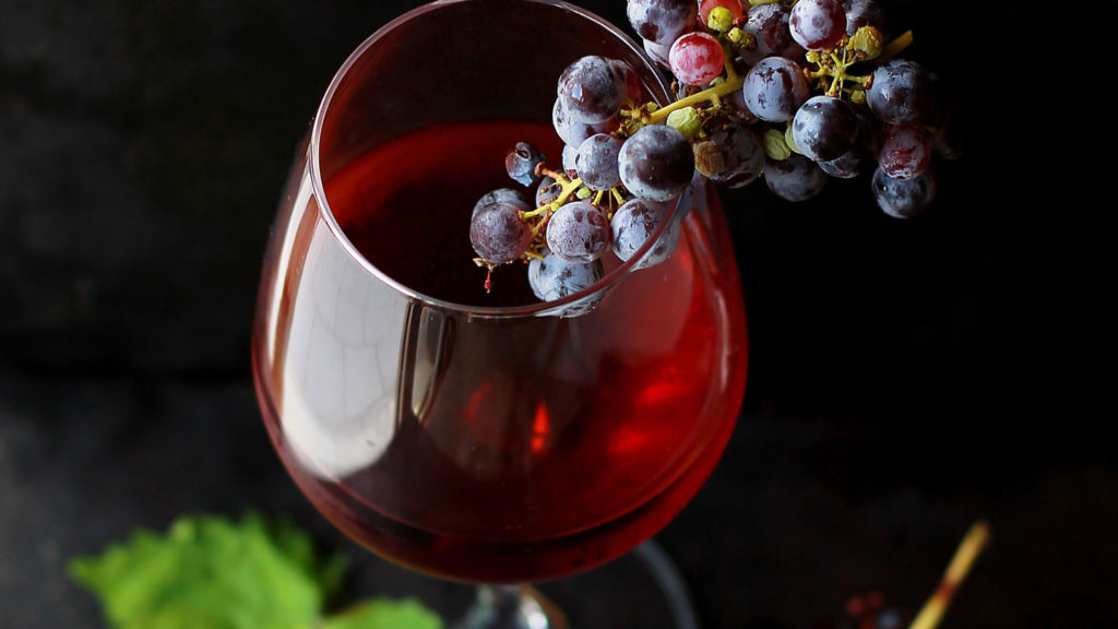 Tips-To-Avoid-&-Reverse-Your-Wine-Teeth-with-Ease-on-civicdaily