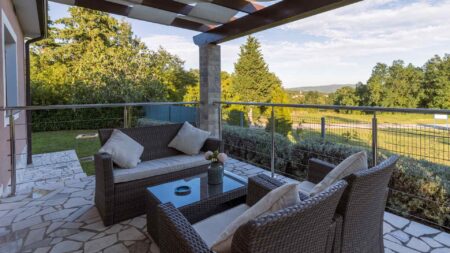 Embrace-Nature's-Cozy-Hideaways-For-Relaxation-With-Garden-Arbours-On-CivicDaily